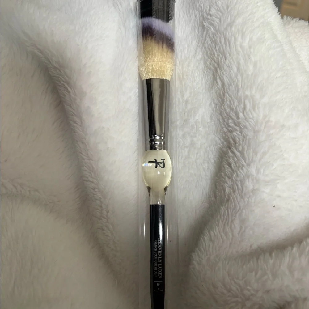 IT COSMETICS HEAVENLY LUXE FRENCH BOUTIQUE #4 ULTRA SOFT BLUSH BRUSH SEALED!!! - Picture 1 of 3